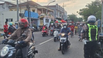 Satlantas Polres Pasuruan Kota Semangat Mengatur Arus Lalulintas Menjelang Berbuka Puasa Di Titik Rawan Kemacetan