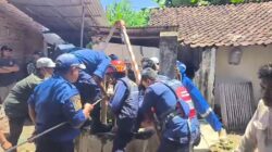 Damkarmat Banyuwangi Evakuasi Pria Lansia Terjatuh ke Dalam Sumur,Warga Patoman Kecamatan Blimbingsari Banyuwangi