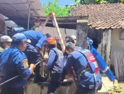 Damkarmat Banyuwangi Evakuasi Pria Lansia Terjatuh ke Dalam Sumur,Warga Patoman Kecamatan Blimbingsari Banyuwangi