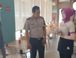 RESPON 110 SUPER CEPAT! POLSEK JOHAR BARU DATANG 10 MENIT SAJA, DAMPINGI WARGA PERIKSA CCTV RESTORAN