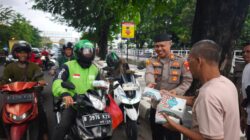 POLSEK BEKASI BARAT HADIR DI JALANAN! BAGI TAKJIL RAMADHAN SEDERHANA, BERKAHNYA LUAS BANGET