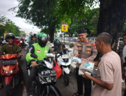 POLSEK BEKASI BARAT HADIR DI JALANAN! BAGI TAKJIL RAMADHAN SEDERHANA, BERKAHNYA LUAS BANGET