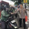 Jumat Berkah Ramadhan: Polsek Bekasi Barat Bagikan Takjil untuk Jalin Harmoni dengan Masyarakat