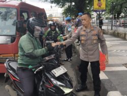 Jumat Berkah Ramadhan: Polsek Bekasi Barat Bagikan Takjil untuk Jalin Harmoni dengan Masyarakat