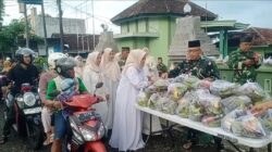 Koramil 0825/12 Rogojampi Bagikan Ratusan Takjil Gratis ke Pengguna Jalan