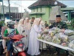 Koramil 0825/12 Rogojampi Bagikan Ratusan Takjil Gratis ke Pengguna Jalan