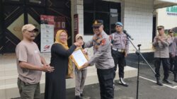 HEBAT! Ibu Rumah Tangga Berteriak Gagalkan Pencurian Motor, Dapat Penghargaan dari Kapolsek