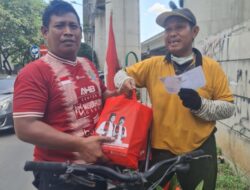 Senyum Haru Pak Dahlan ‘Pahlawan Kebersihan’ Cikunir Dapat Kejutan Lebaran dari Wawali Harris Bobihoe, Ini Reaksinya!