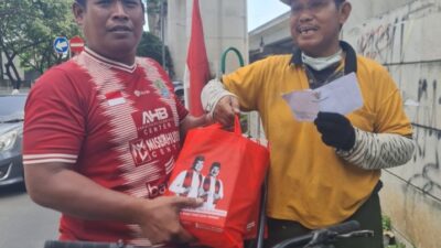 Senyum Haru Pak Dahlan ‘Pahlawan Kebersihan’ Cikunir Dapat Kejutan Lebaran dari Wawali Harris Bobihoe, Ini Reaksinya!