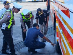 Polres Blitar Kota Laksanakan Ramp Check dan Tes Urine Sopir serta Awak Bus di Terminal Patria