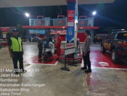 Anggota Polres Blitar dan Jajaranya Laksanakan Patroli di SPBU Wilayah Blitar, Pastikan Tidak Ada Kelangkaan BBM