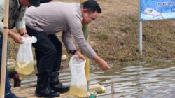 Menjaga Ketahanan Pangan: Polda Metro Jaya Tebar  37 Ribu Benih Ikan di Muara Gembong