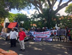 Aksi Damai Massa Tuntut Bupati dan Wakil Bupati Mundur di Depan Kantor Pemda Banyuwangi
