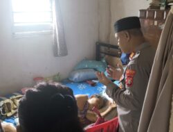 Bukti Nyata POLRI dekat dengan Rakyat : Tanpa Jarak, Kapolsek Bekasi Barat Jenguk Lansia Janda Penderita Stroke