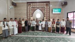 Jalin Kedekatan dengan Warga, Kapolsek Bekasi Barat Sholat Jumat di Masjid Al-Huda Sampaikan Pesan Kamtibmas