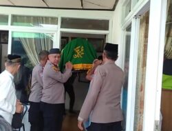 Wujud Empati dan Kedekatan, Kapolsek Bekasi Barat Takziah dan Sholatkan Jenazah Istri Tokoh Masyarakat