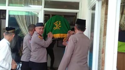 Wujud Empati dan Kedekatan, Kapolsek Bekasi Barat Takziah dan Sholatkan Jenazah Istri Tokoh Masyarakat