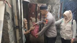 Jumat Berkah: Polsek Bekasi Barat Turun Langsung Bagi Sembako ke Lansia dan Warga Sakit, Pererat Tali Silaturahmi Polri-Masyarakat