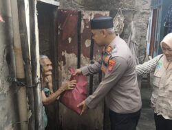 Jumat Berkah: Polsek Bekasi Barat Turun Langsung Bagi Sembako ke Lansia dan Warga Sakit, Pererat Tali Silaturahmi Polri-Masyarakat