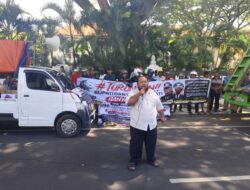 Aksi Damai di Depan Kantor Pemda Banyuwangi, Massa Tuntut Bupati dan Wakil Bupati Turun