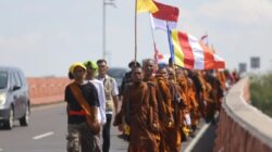 Misi Damai 58 Biksu: Jalan Kaki dari Bali ke Borobudur, Singgah di Sidoarjo