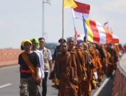 Misi Damai 58 Biksu: Jalan Kaki dari Bali ke Borobudur, Singgah di Sidoarjo