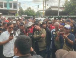 Tolak Kasus Dugaan Penganiayaan WNA Rusia Diproses Tipiring, Ratusan Warga Kampung Ujung Gruduk Polresta Banyuwangi
