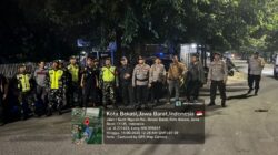 PIMPIN LANGSUNG PATROLI GABUNGAN TNI–POLRI, KAPOLSEK BEKASI BARAT GELAR RAZIA STASIONER JAGA KAMTIBMAS MALAM HARI