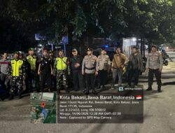 PIMPIN LANGSUNG PATROLI GABUNGAN TNI–POLRI, KAPOLSEK BEKASI BARAT GELAR RAZIA STASIONER JAGA KAMTIBMAS MALAM HARI