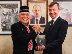 Diplomasi Moralitas,Wilson Lalengke Serahkan BUKU “IJAZAH JOKOWI” Kepada DUBES RUSIA, Kutip” PEPATAH KEBENARAN KELAS DUNIA”