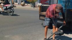 Dinas PU CKPP Banyuwangi Sedang Melakukan Perbaikan Jalan di Beberapa Titik Rusak. Tujuannya Untuk Melancarkan Lalu lintas Dan Jaga Keselamatan Warga