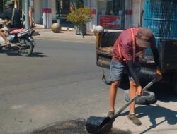 Dinas PU CKPP Banyuwangi Sedang Melakukan Perbaikan Jalan di Beberapa Titik Rusak. Tujuannya Untuk Melancarkan Lalu lintas Dan Jaga Keselamatan Warga