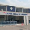 SOP diinjak- injak demi teman dan “Kemanusiaan”, utusan Kadis Disdagperin bebas masuk temui tahanan