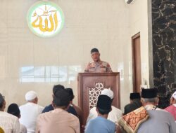 Salat Jumat Bersama Warga, Kapolsek Bekasi Barat Ajak Tolak Hoaks dan Jauhi Aksi Anarkis