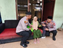 Pererat Silaturahmi, Kapolsek Bekasi Barat Sapa dan Beri Bantuan Warga Kurang Mampu di Jakasampurna