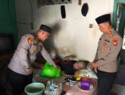 Polsek Bekasi Barat Salurkan Bantuan Sembako ke Warga Sakit dan Lansia di Jakasampurna dalam Rangka Jaga Jakarta On The Spot