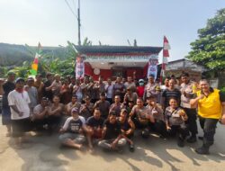 Sambut HUT ke-81 RI, Kapolsek Bekasi Barat dan Warga Kranji Gotong Royong Bersihkan Lingkungan