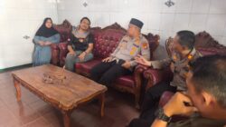 Eratkan Ikatan Kekeluargaan, Kapolsek Bekasi Barat Jenguk Anggota yang Sedang Sakit