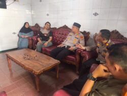 Eratkan Ikatan Kekeluargaan, Kapolsek Bekasi Barat Jenguk Anggota yang Sedang Sakit