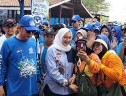 Rayakan HUT ke-25,Partai Demokrat Banyuwangi Ajak Warga Bersihkan Pantai Kedunen Desa Bomo