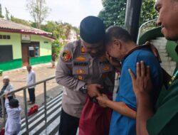 Jumat Berkah: Kapolsek Bekasi Barat Turun Langsung Kunjungi Warga Sakit dan Lansia