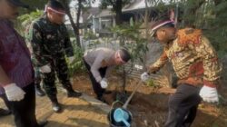 Sambut HUT RI ke-81, Kapolsek Bekasi Barat Bersama Muspika Tanam Pohon Wujud Kepedulian Lingkungan
