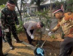 Sambut HUT RI ke-81, Kapolsek Bekasi Barat Bersama Muspika Tanam Pohon Wujud Kepedulian Lingkungan