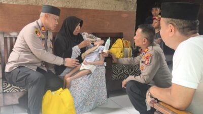 Jaga Jakarta On The Spot: Kapolsek Bekasi Barat Kunjungi Warga Sakit dan Lansia, Berikan Bantuan Sembako