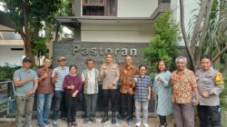 Jaga Jakarta On The Spot: Kapolsek Bekasi Barat Sambangi Gereja Santo Mikael, Perkuat Sinergi Lintas Iman Jaga Kamtibmas