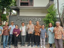 Jaga Jakarta On The Spot: Kapolsek Bekasi Barat Sambangi Gereja Santo Mikael, Perkuat Sinergi Lintas Iman Jaga Kamtibmas