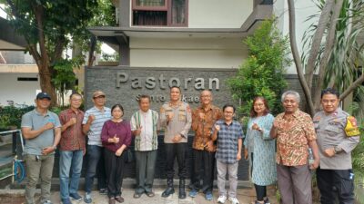 Jaga Jakarta On The Spot: Kapolsek Bekasi Barat Sambangi Gereja Santo Mikael, Perkuat Sinergi Lintas Iman Jaga Kamtibmas