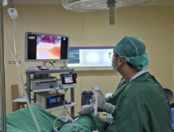 Operasi Batu Saluran Kemih Tanpa Sayatan, Layanan Urologi RSUD Ngudi Waluyo Wlingi Andalkan Teknik Minimal Invasive Surgery