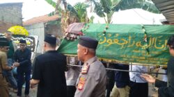 Jalin Silaturahmi Kemanusiaan, Kapolsek Pondok Gede Takziah ke Rumah Duka Tokoh Agama KH. Ridwan Abdulah