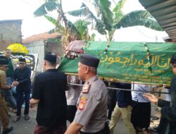 Jalin Silaturahmi Kemanusiaan, Kapolsek Pondok Gede Takziah ke Rumah Duka Tokoh Agama KH. Ridwan Abdulah